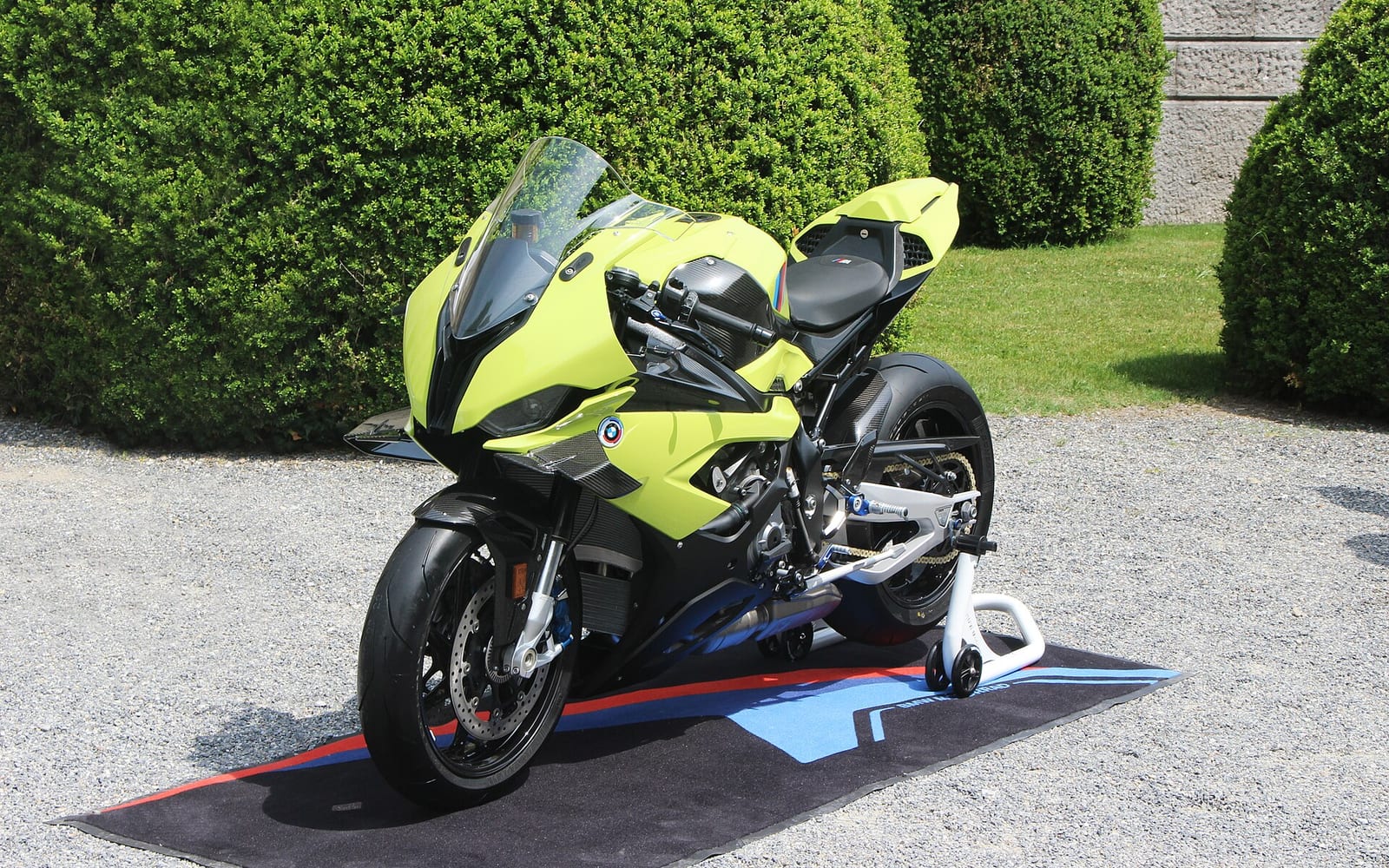 BMW Eert de Isle of Man TT Met een M 1000 RR Limited Edition van 115 Stuks