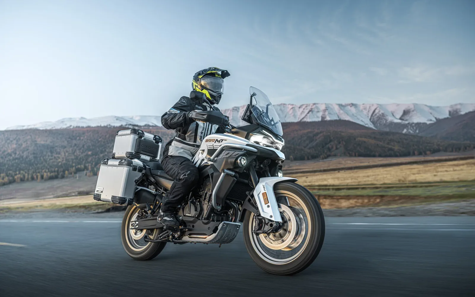 CFMoto 800MT-ES 2026: Semi-actief onderstel voor de helft van de prijs
