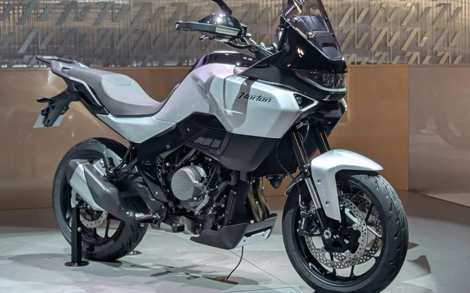 Norton Atlas: het herrezen Britse merk stapt in de middenklasse-adventurestrijd